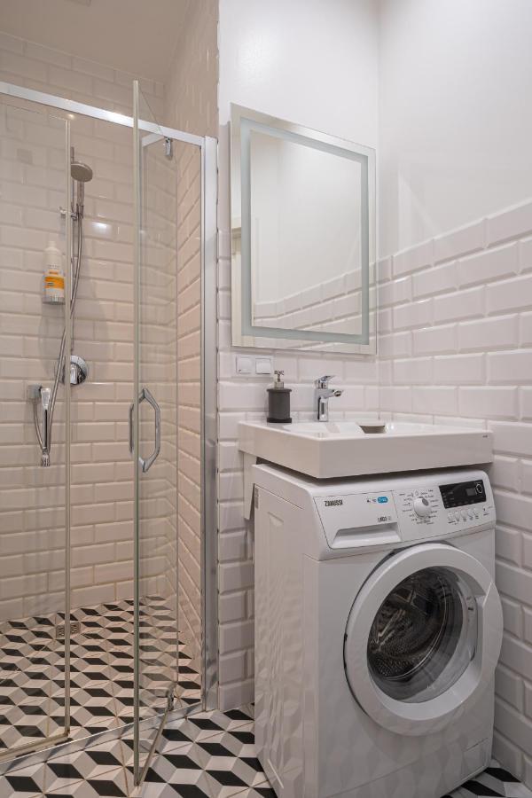 Stylish Close To Center, Cafes & Parks & Local Dining * Riga