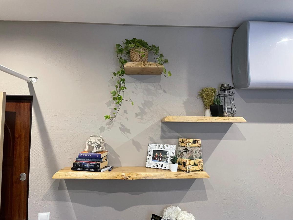 Pristine 1br In Center W/ Patio And Parking *