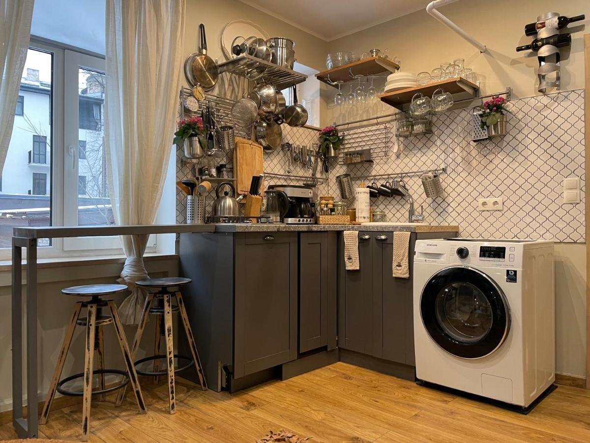Pristine 1br In Center W/ Patio And Parking