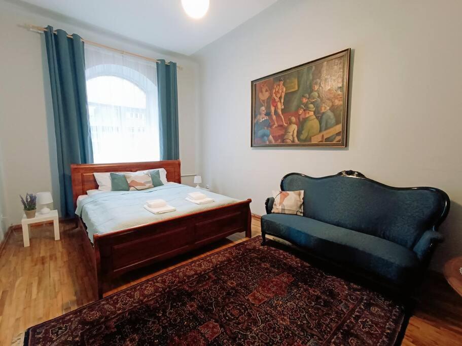 Unique Spacious Classic 3 Bedroom Midtown ! Billiard ! Căn hộ