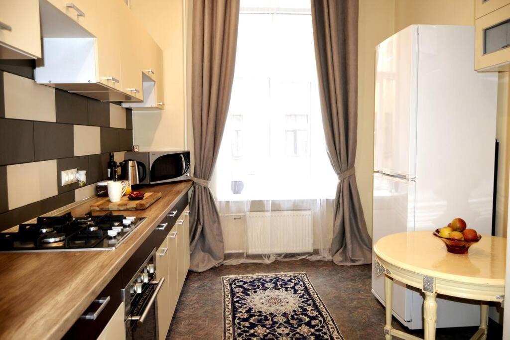 Unique Spacious Classic 3 Bedroom Midtown ! Billiard ! *