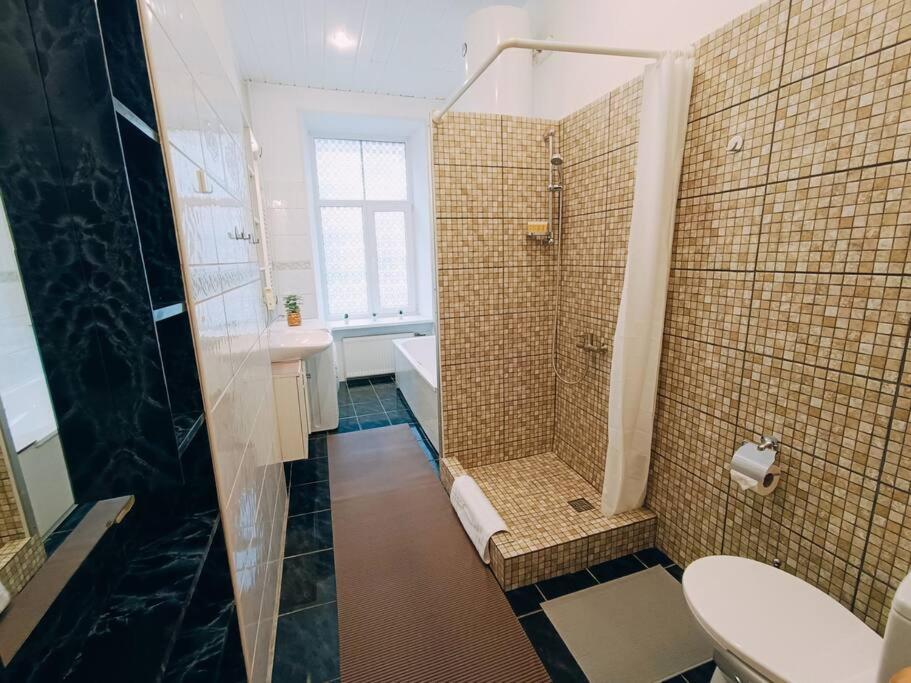 Unique Spacious Classic 3 Bedroom Midtown ! Billiard ! Căn hộ