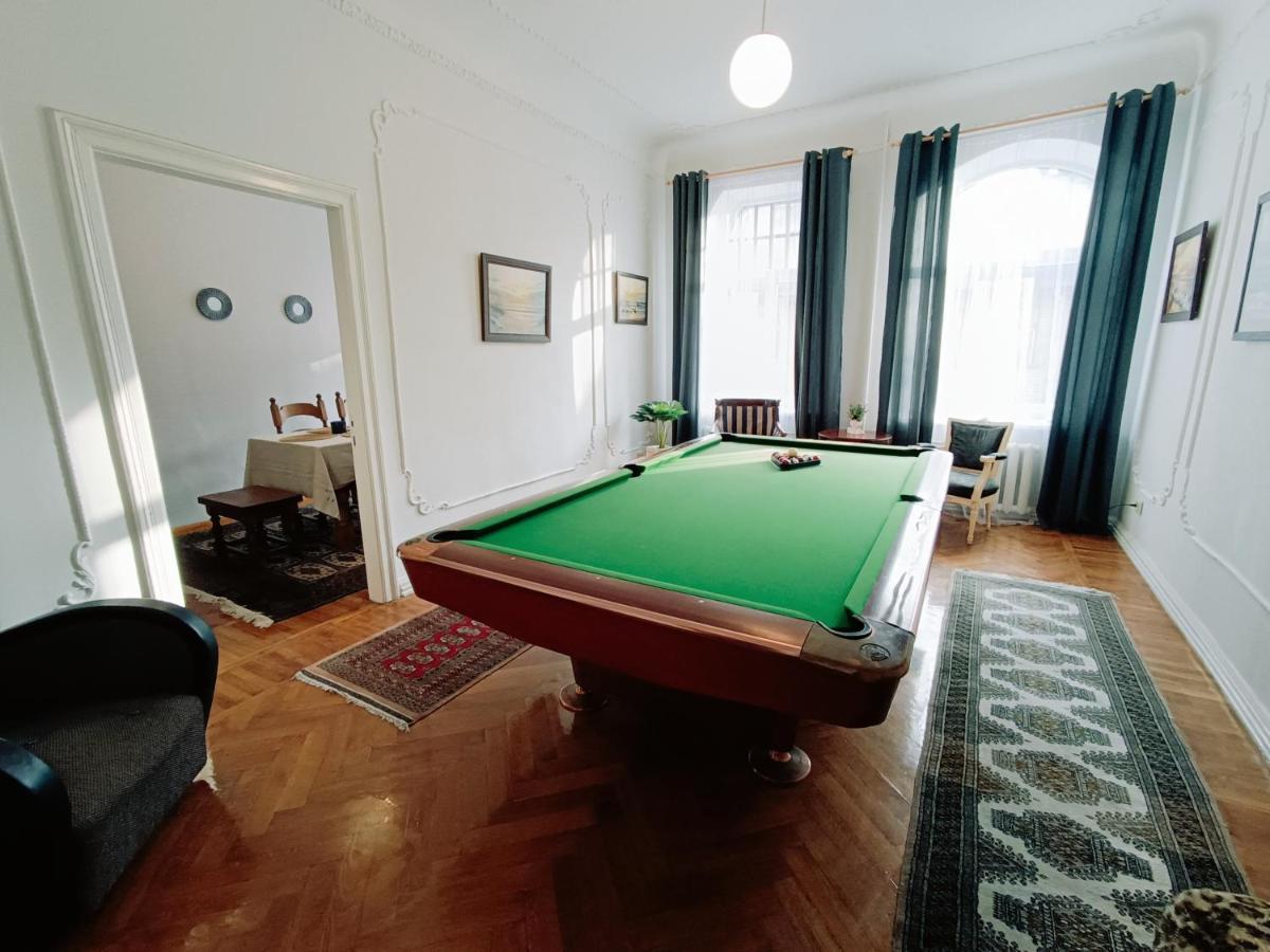 Unique Spacious Classic 3 Bedroom Midtown ! Billiard ! * Riga