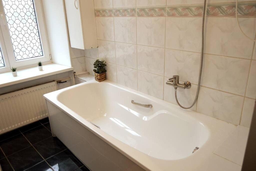 Unique Spacious Classic 3 Bedroom Midtown ! Billiard ! Căn hộ *