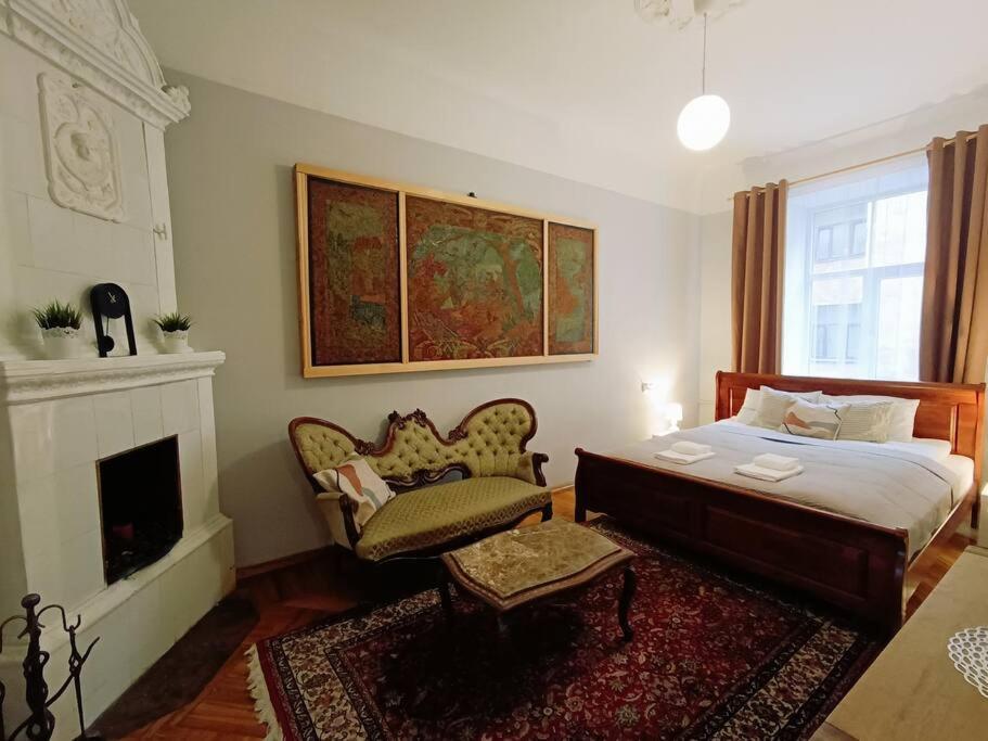Unique Spacious Classic 3 Bedroom Midtown ! Billiard ! Căn hộ
