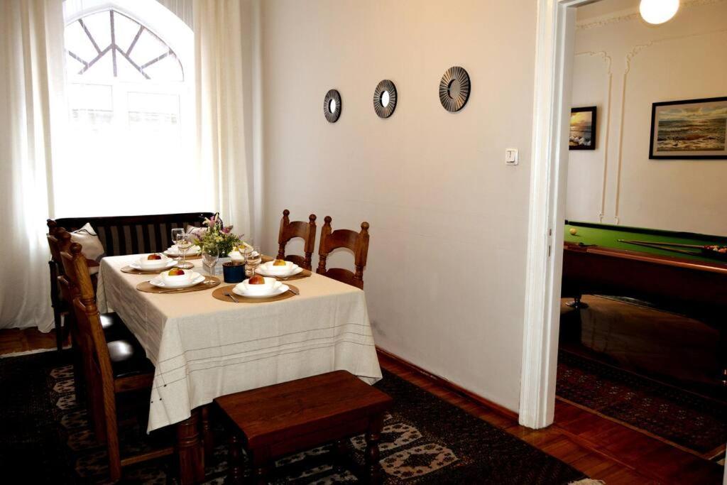 Unique Spacious Classic 3 Bedroom Midtown ! Billiard ! Căn hộ Riga