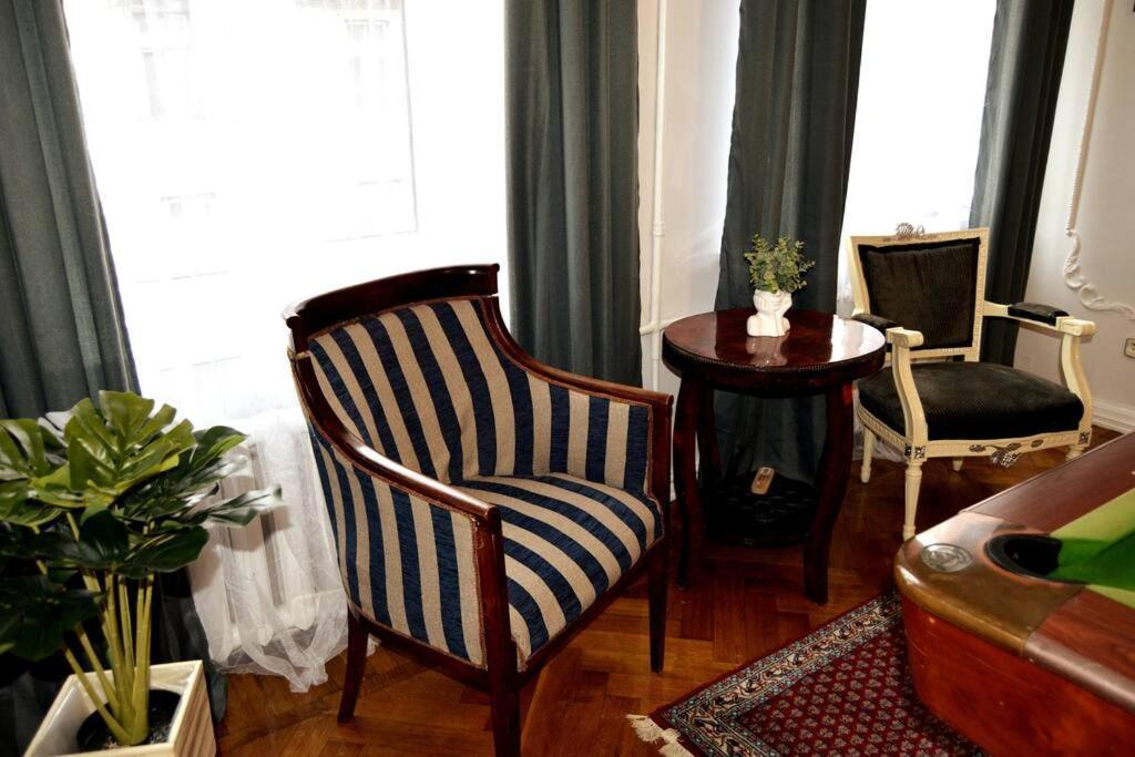 Unique Spacious Classic 3 Bedroom Midtown ! Billiard ! Căn hộ *