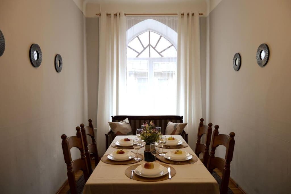 Unique Spacious Classic 3 Bedroom Midtown ! Billiard !