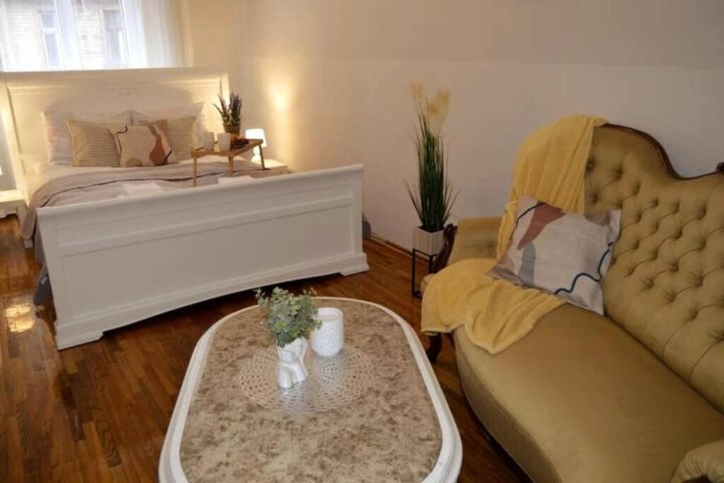 Unique Spacious Classic 3 Bedroom Midtown ! Billiard ! Căn hộ