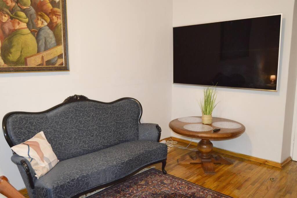 Unique Spacious Classic 3 Bedroom Midtown ! Billiard !