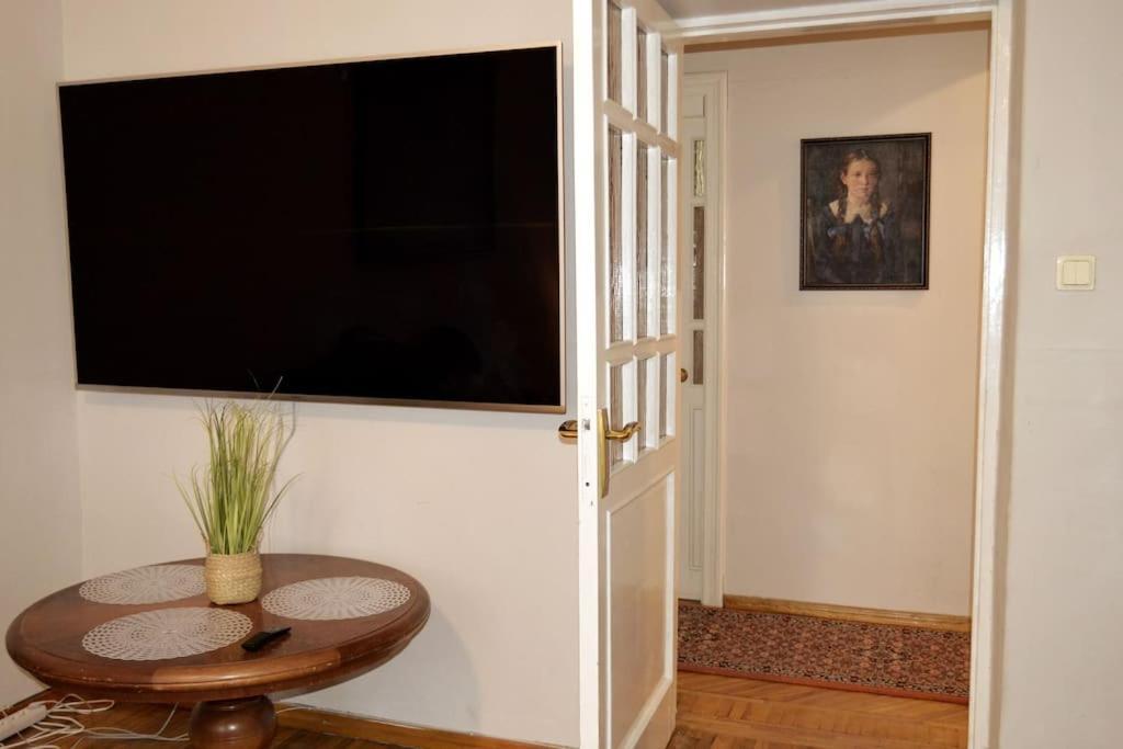 Unique Spacious Classic 3 Bedroom Midtown ! Billiard ! Căn hộ Riga