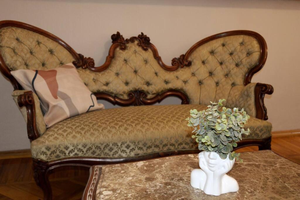 Unique Spacious Classic 3 Bedroom Midtown ! Billiard ! Căn hộ