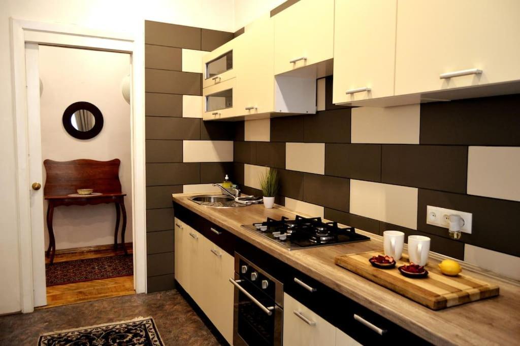 Unique Spacious Classic 3 Bedroom Midtown ! Billiard ! Căn hộ Riga