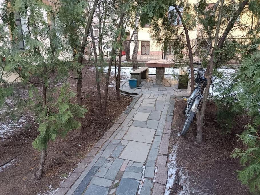 Unique Spacious Classic 3 Bedroom Midtown ! Billiard ! *