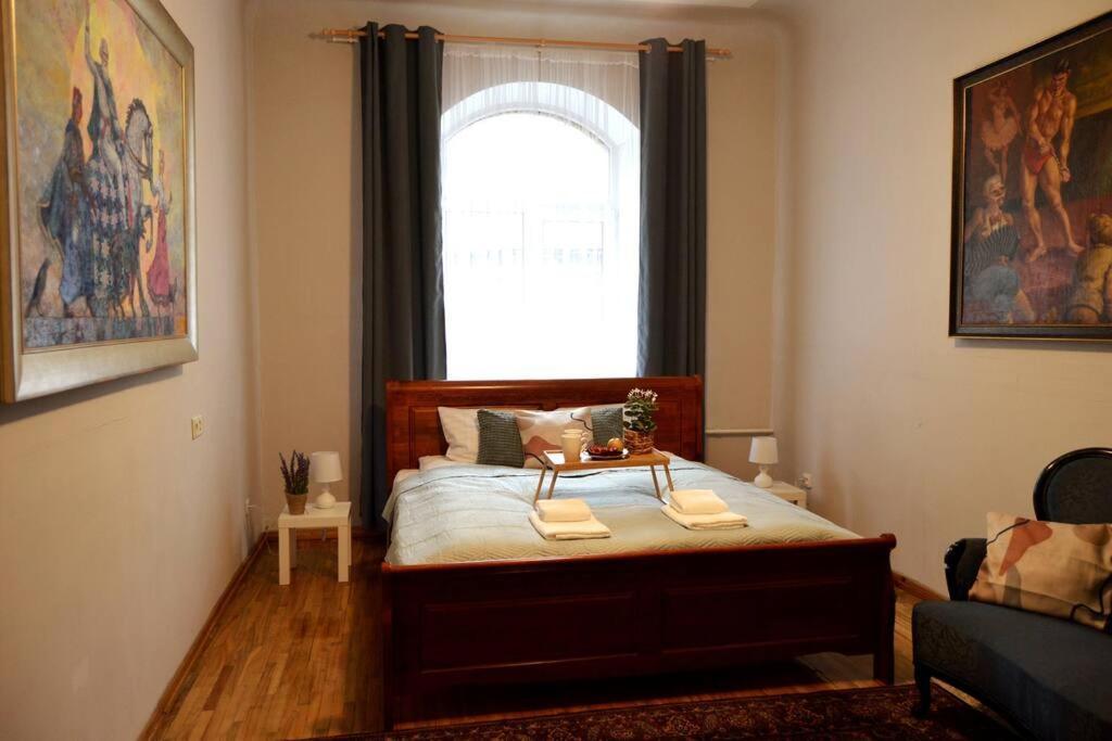 Unique Spacious Classic 3 Bedroom Midtown ! Billiard ! Căn hộ