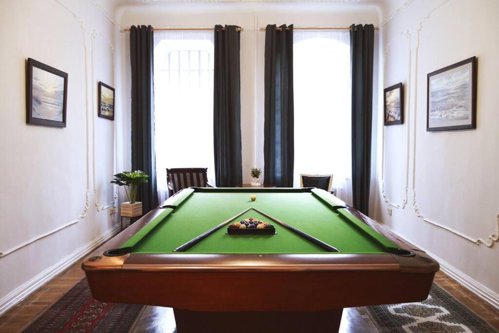 Unique Spacious Classic 3 Bedroom Midtown ! Billiard ! Riga