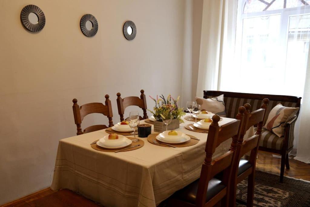 Căn hộ Unique Spacious Classic 3 Bedroom Midtown ! Billiard !