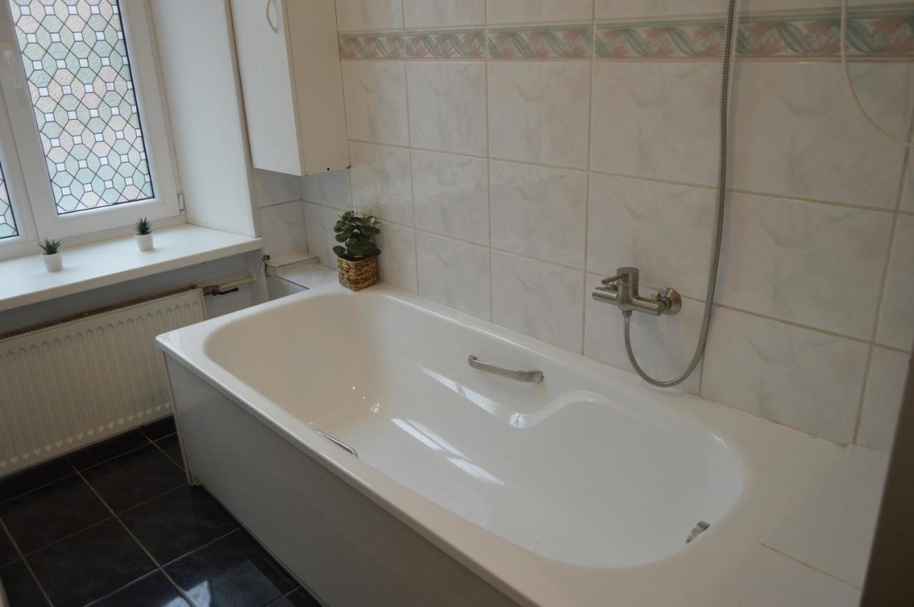Unique Spacious Classic 3 Bedroom Midtown ! Billiard ! Căn hộ *