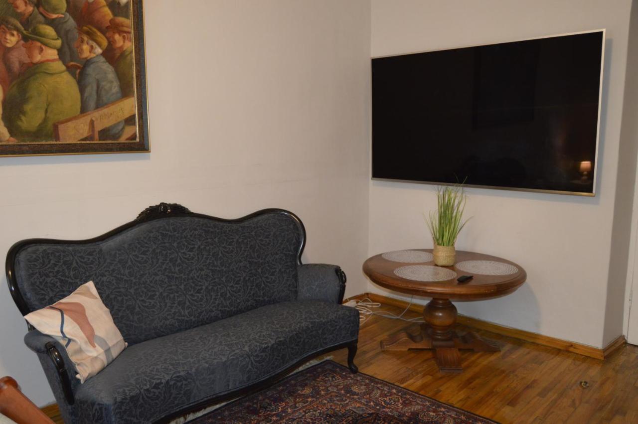 Unique Spacious Classic 3 Bedroom Midtown ! Billiard ! * Riga