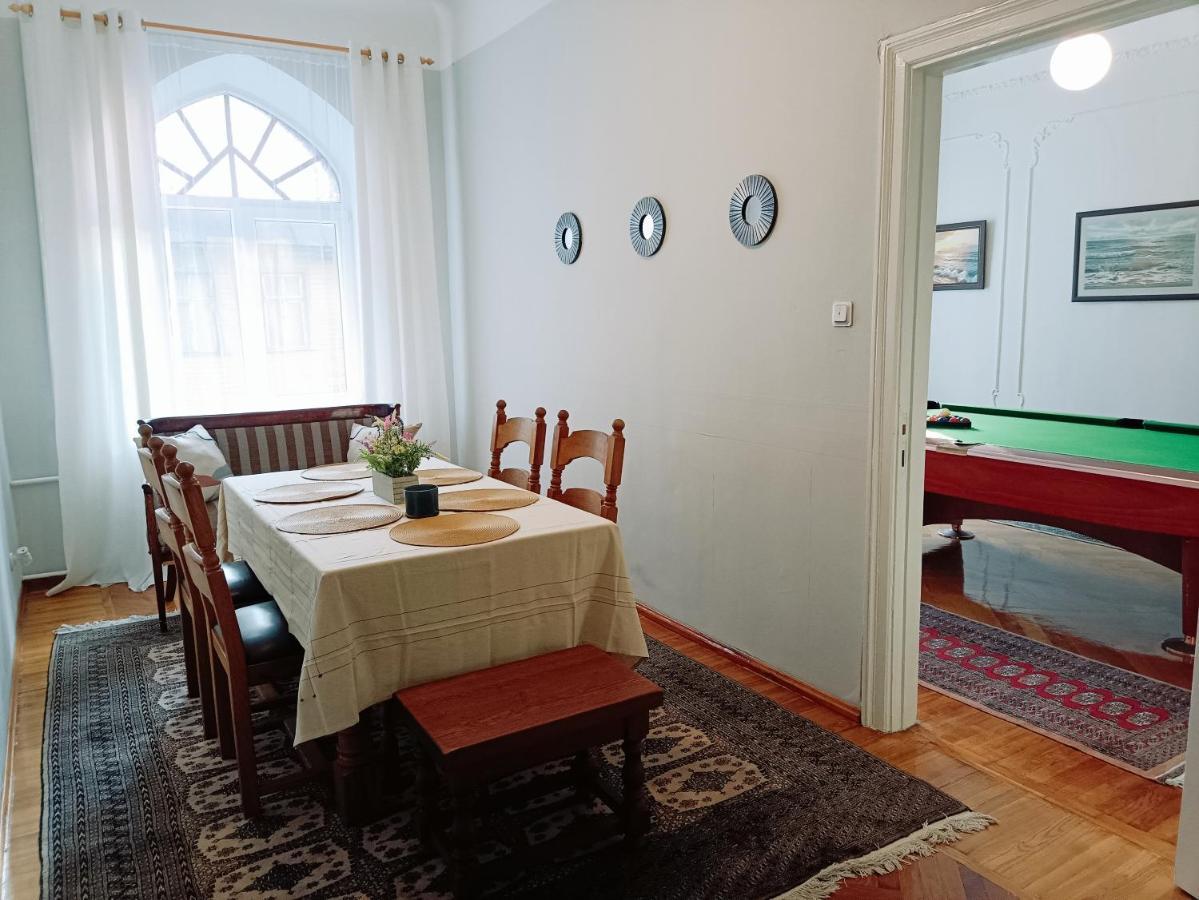 Căn hộ Unique Spacious Classic 3 Bedroom Midtown ! Billiard ! *