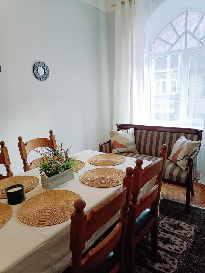 Căn hộ Unique Spacious Classic 3 Bedroom Midtown ! Billiard ! Riga