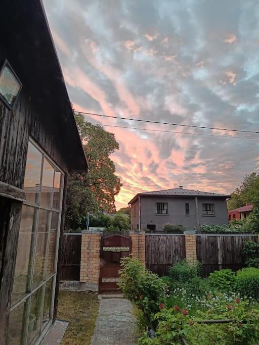 Casa de férias Cozy Private House With A Yard & Parking Riga