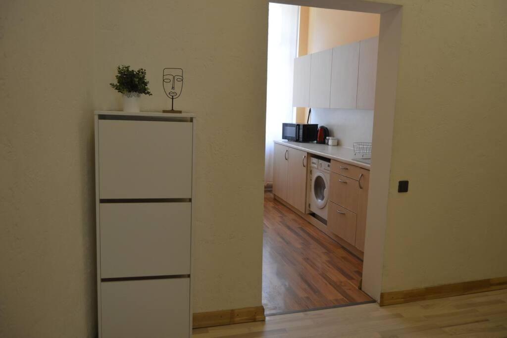Spacious Old Town Family Peachy 2 Bedrooms Apartment, Nearby The Presidential Castle