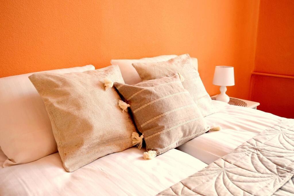 Spacious Old Town Family Peachy 2 Bedrooms Apartment, Nearby The Presidential Castle Apartamento Riga