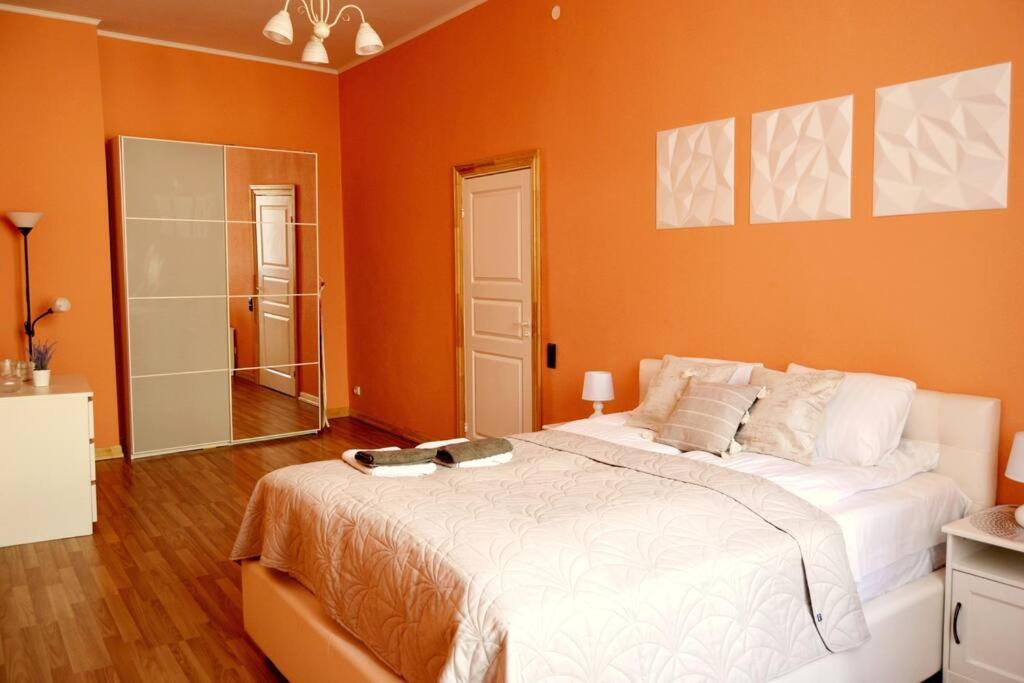 Spacious Old Town Family Peachy 2 Bedrooms Apartment, Nearby The Presidential Castle *