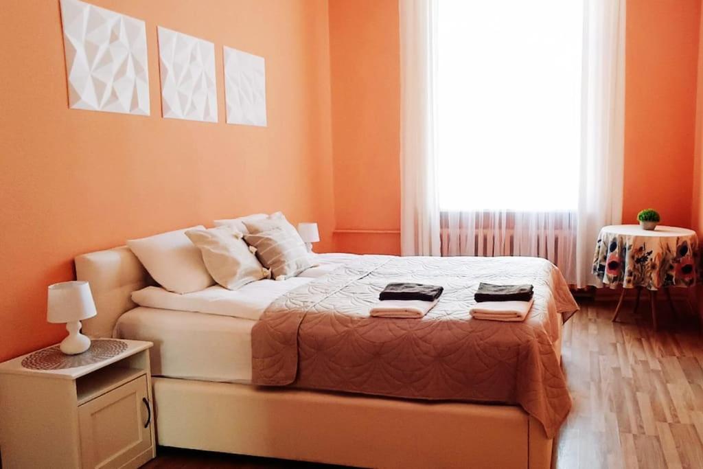 Spacious Old Town Family Peachy 2 Bedrooms Apartment, Nearby The Presidential Castle * Riga