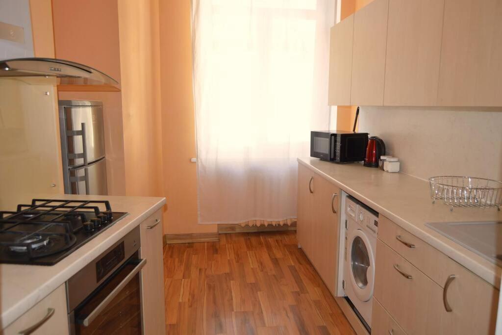 Spacious Old Town Family Peachy 2 Bedrooms Apartment, Nearby The Presidential Castle *