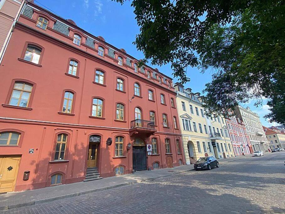 Spacious Old Town Family Peachy 2 Bedrooms Apartment, Nearby The Presidential Castle