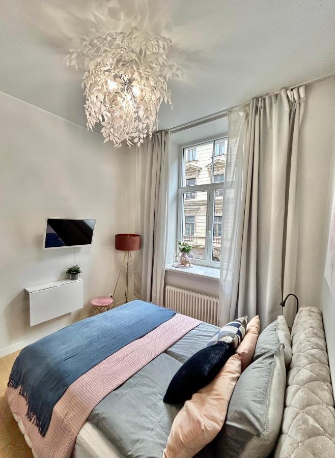 Very Center Gorgeous & Light Apartment Riga