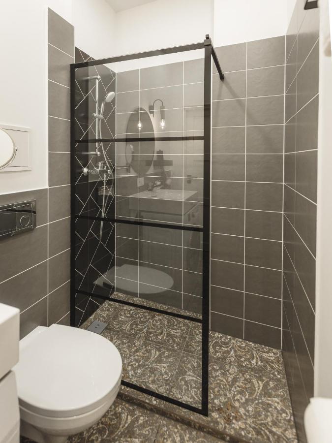 1212 With Free Parking Apartment