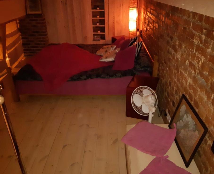 2 Story Studio Free Parking Included *