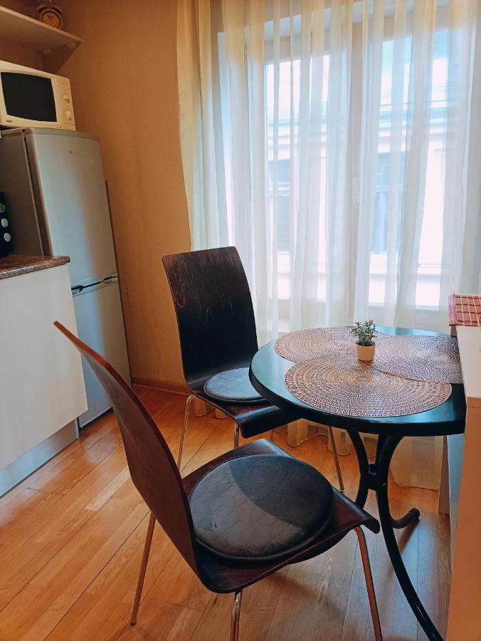 Elegant Old Town Toffee Bliss Apartment, Self Check-in, Steps From Bus Station Appartement