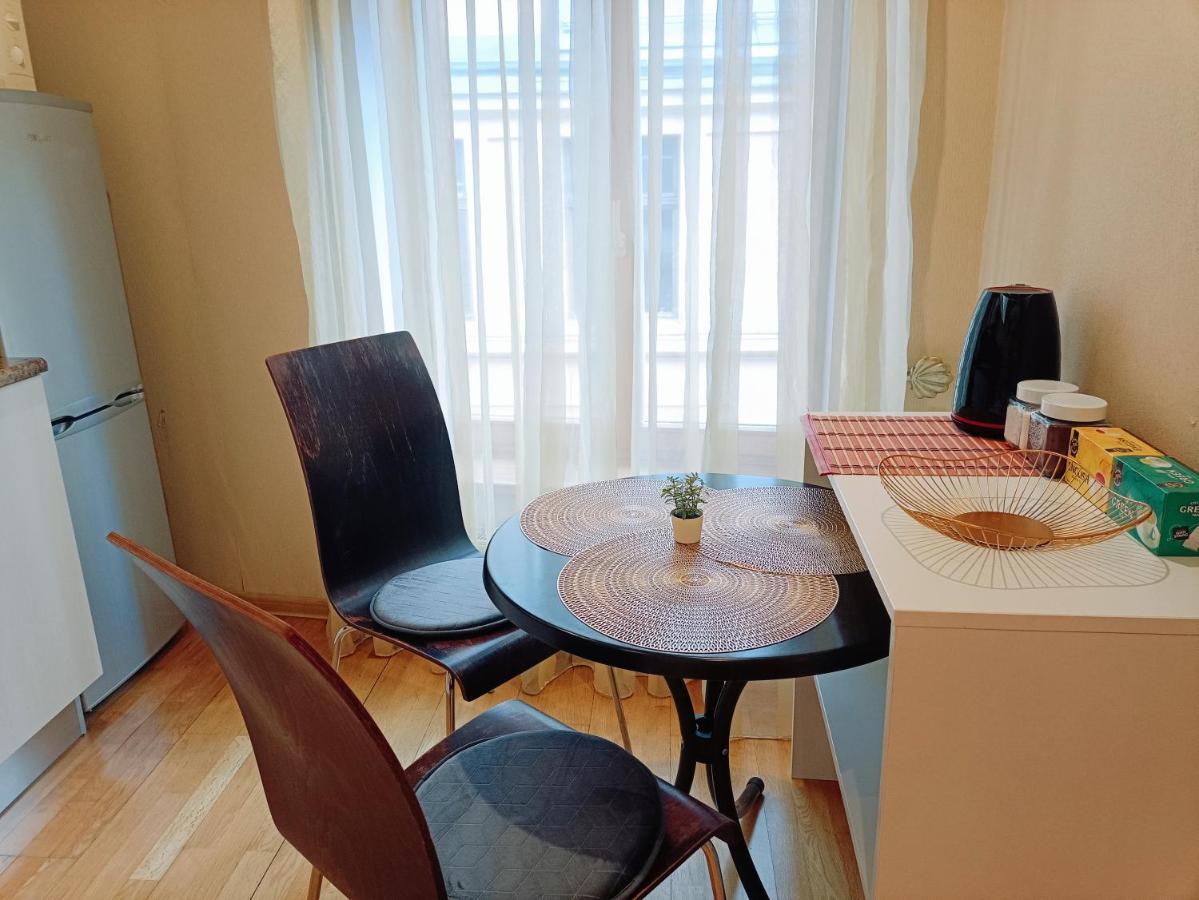 Elegant Old Town Toffee Bliss Apartment, Self Check-in, Steps From Bus Station * Riga