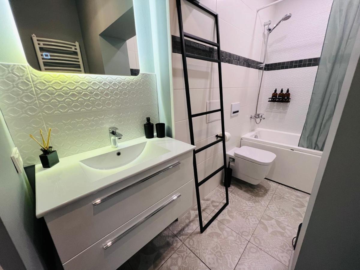The Right Coast With Free Private Parking Apartment Riga