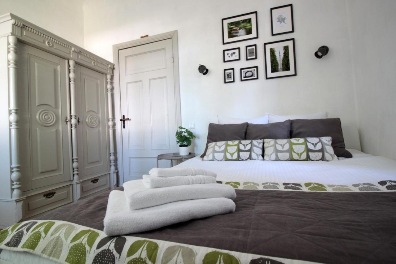 Vintage 1br In Quiet Center Of *