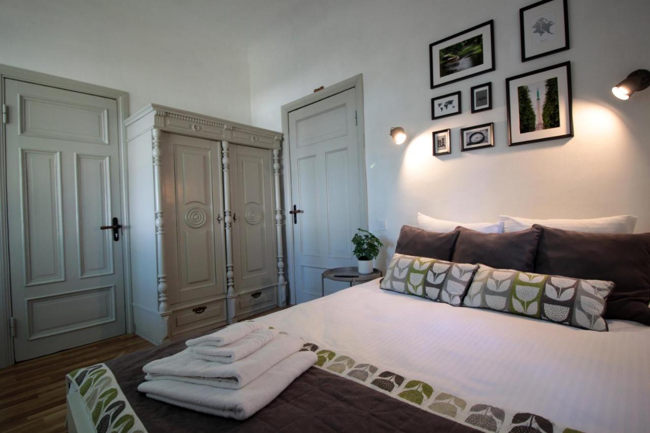 Vintage 1br In Quiet Center Of