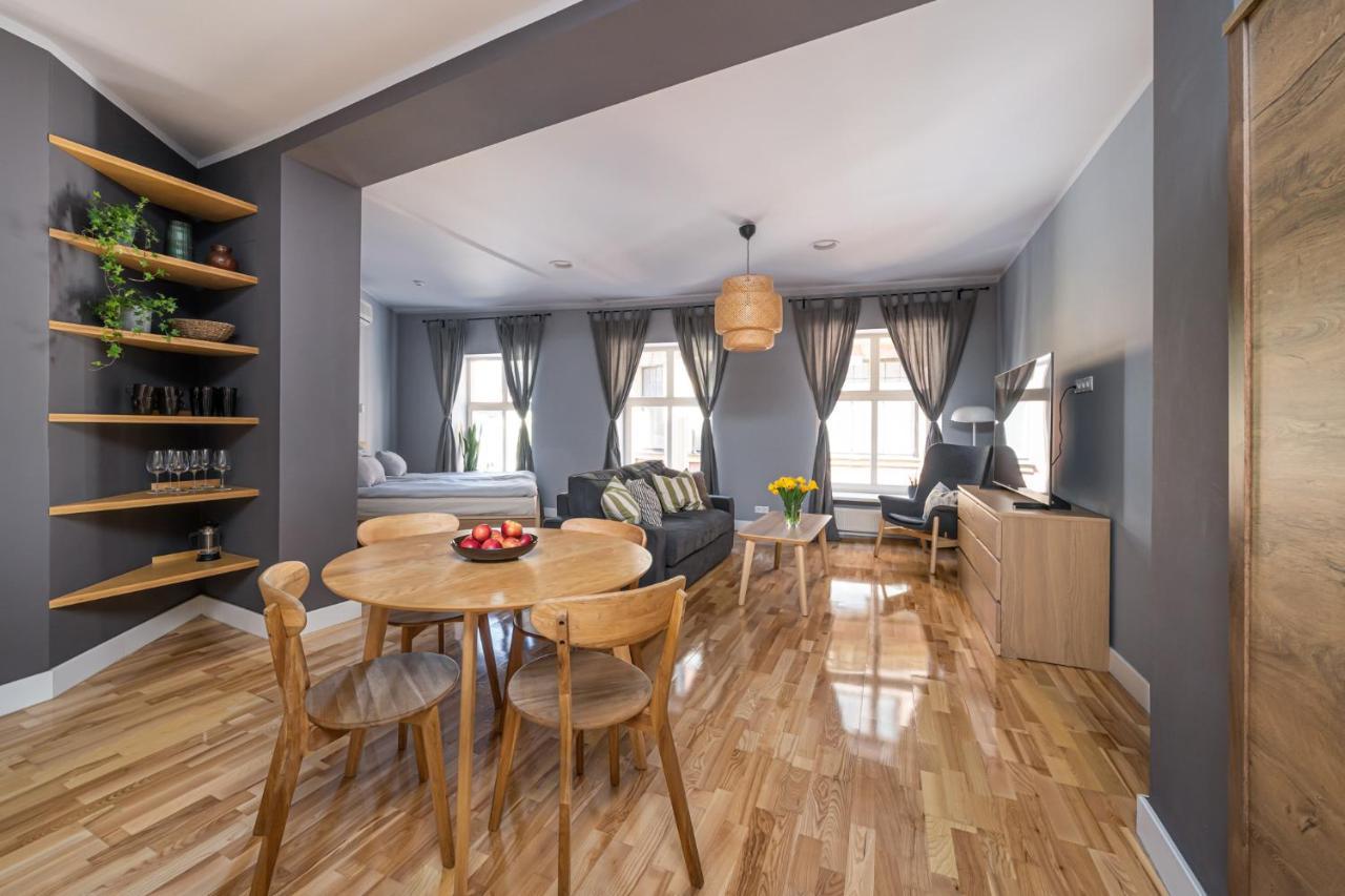 Romantic And Spacious In Old Town Apartment