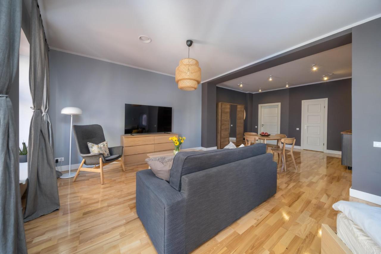 Romantic And Spacious In Old Town Apartment Riga