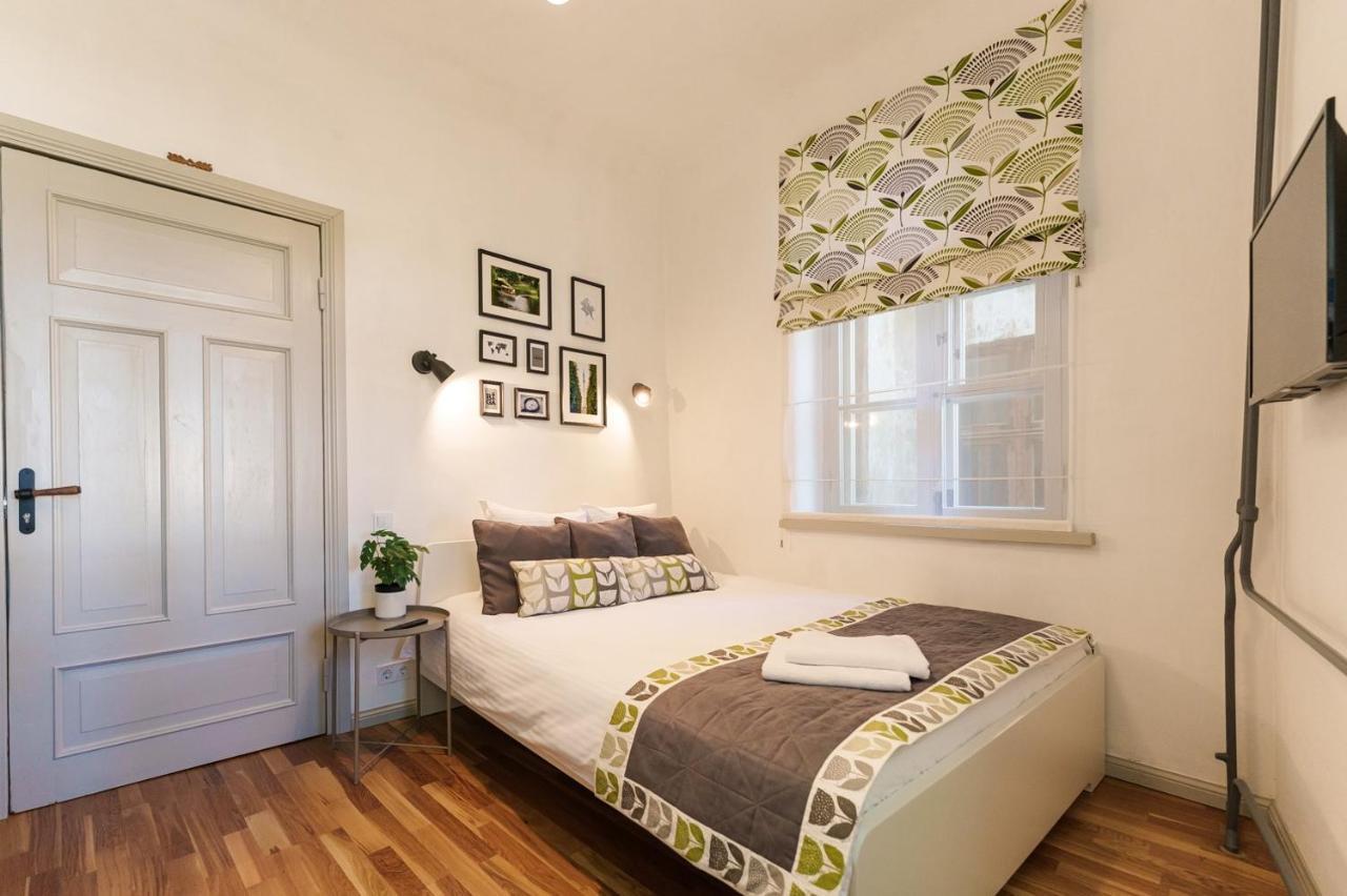 Vintage 1br In Quiet Center Of *