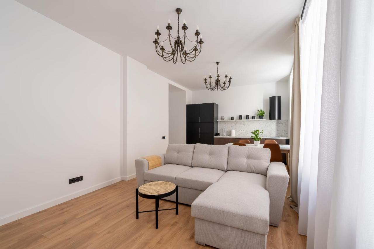 Spacious 1-bedroom In The Heart Of Old Town Huoneisto