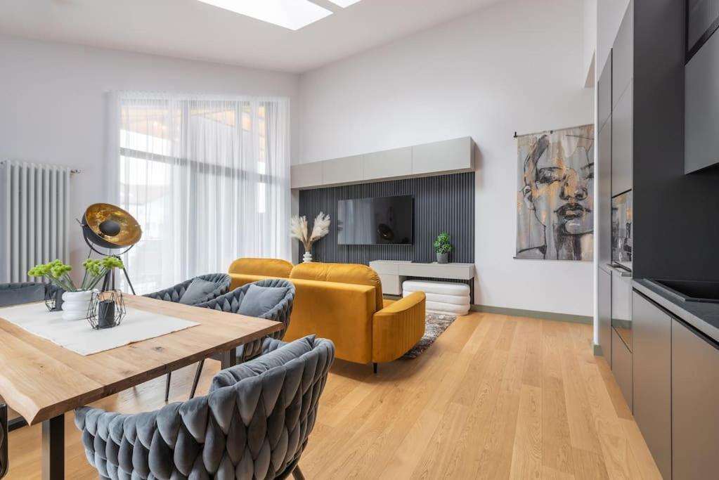 Luxurious Penthouse With Parking Apartment