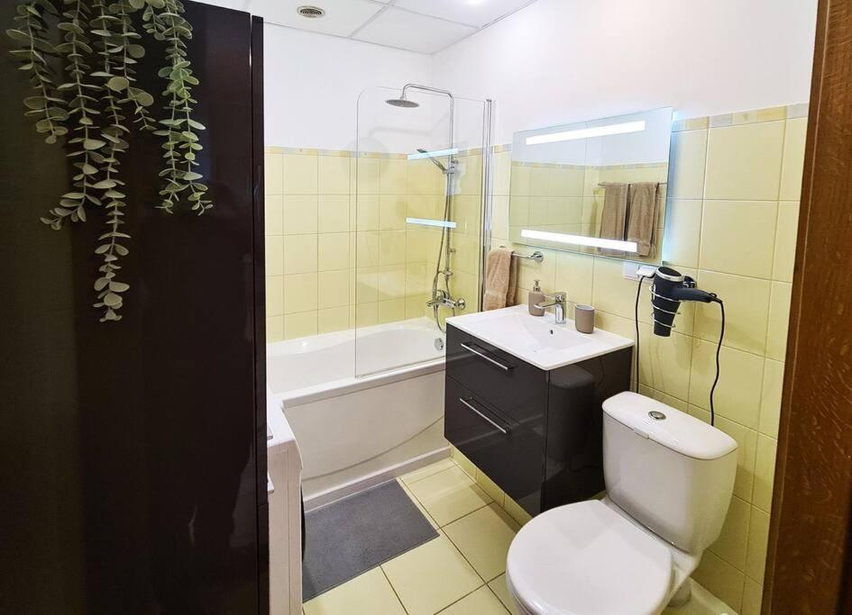 Apartment Stylish With Parking & Spacious Balcony