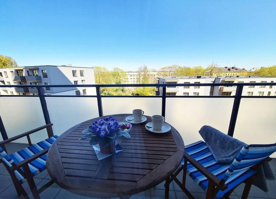 Apartment Stylish With Parking & Spacious Balcony *