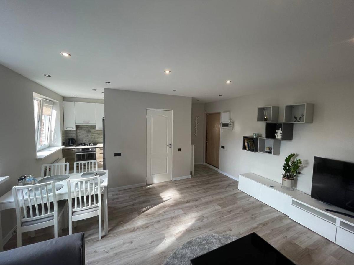Appartement Expansive One Bedroom Gem In A Peaceful Locale *