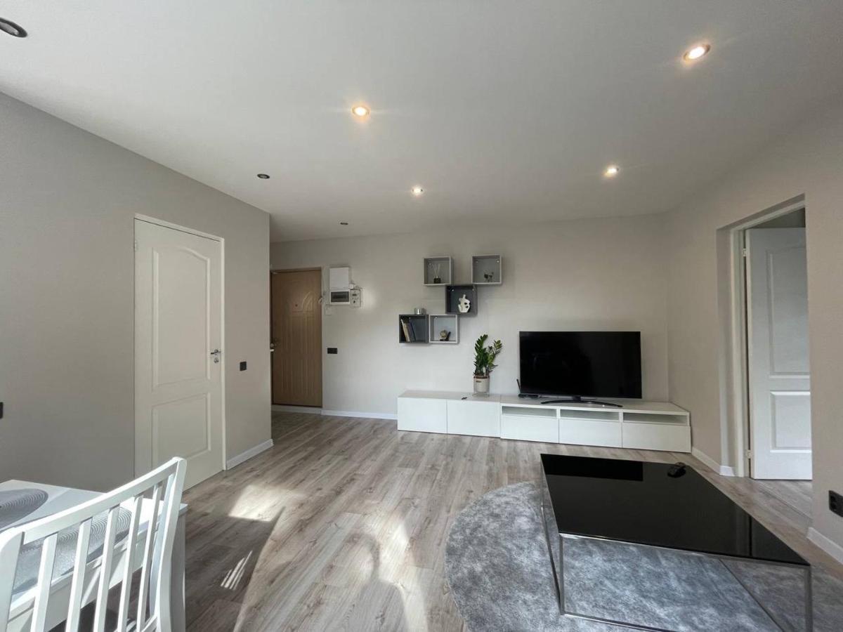 Expansive One Bedroom Gem In A Peaceful Locale * Riga