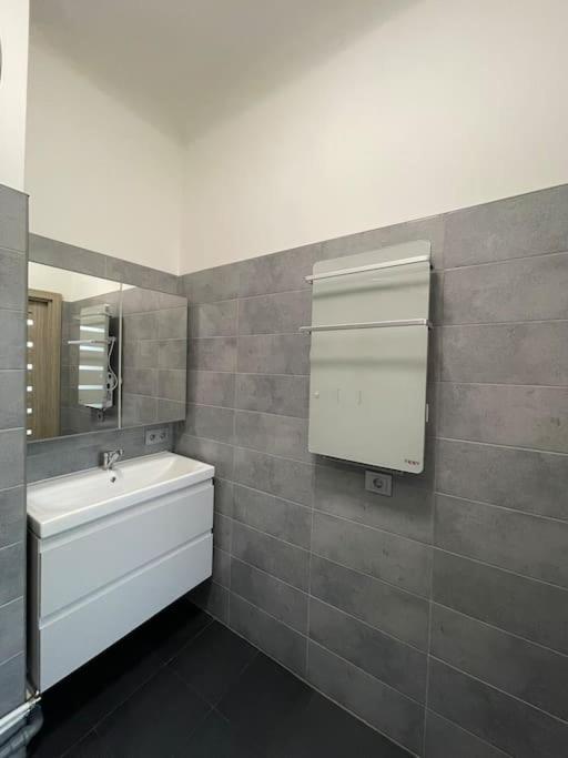 Minimalist Apartment-free Parking, Self Check In *